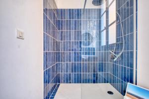 Derrière les vitraux