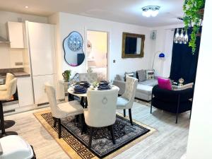 Mega12 Luxury Modern Apartment at Manchester City Centre,2 Bath, 2 Toilets, 2 King beds,-Free Car park