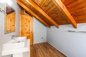 Saranda Seaview Spot by PikHost