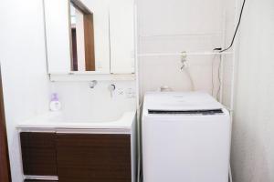 Easy access 4 bedrooms 2 bathrooms for 8 people 5min walk to Tsuruhashi station direct access to Namba Nara and USJ near hot springs and shopping streets