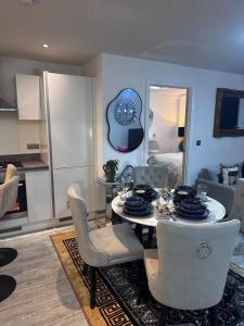 Mega12 Luxury Modern Apartment at Manchester City Centre,2 Bath, 2 Toilets, 2 King beds,-Free Car park