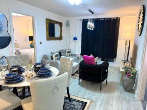 Mega12 Luxury Modern Apartment at Manchester City Centre,2 Bath, 2 Toilets, 2 King beds,-Free Car park