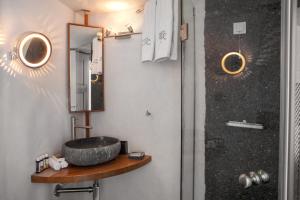 Petra Apartment with Caldera View (4 Adults)