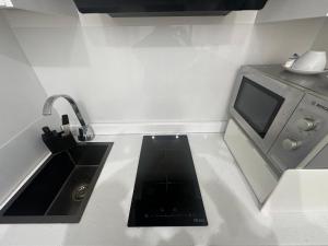 The smaller new refurbished ensuite room 5min from beach parking in Guest house