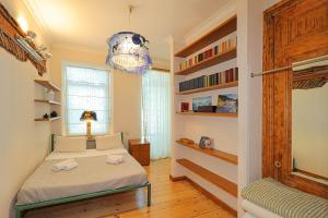 Colorful apt w a furnished terrace 2 min from Rustaveli avenue