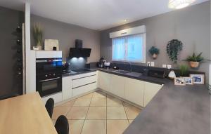 Stunning Home In Puisserguier