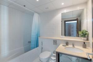 Free housekeeping visits during your stay - StayShort - Warm & Cozy 1-Bedroom Stay for 4 in Dubai Marina