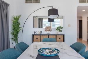 Free housekeeping visits during your stay - StayShort - Warm & Cozy 1-Bedroom Stay for 4 in Dubai Marina