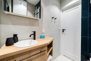 Krakowska Downtown Deluxe Apartment by BookingHost