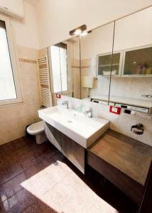 Appartamento con Wi-Fi, Cucina e Wallbox, Vicino San Biagio e Villa Anna