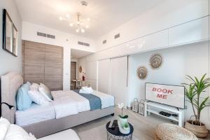 Free housekeeping visits during your stay - StayShort - Elegant & Bright Studio Retreat in Dubai Marina that Sleeps 3