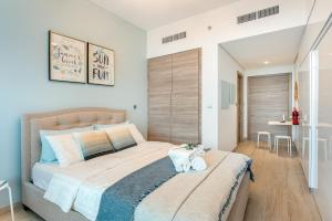 Free housekeeping visits during your stay - StayShort - Elegant & Bright Studio Retreat in Dubai Marina that Sleeps 3