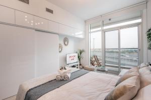 Free housekeeping visits during your stay - StayShort - Elegant & Bright Studio Retreat in Dubai Marina that Sleeps 3