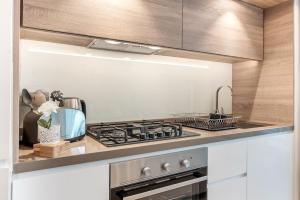 Free housekeeping visits during your stay - StayShort - Elegant & Bright Studio Retreat in Dubai Marina that Sleeps 3