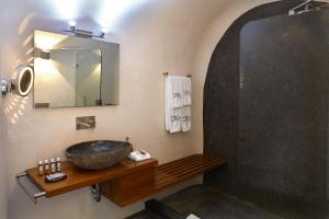 Honeymoon Suite with Caldera View (4 Adults)