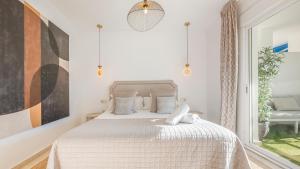 VACATION MARBELLA I Central Puerto Banus Apt, 24-7 Security, a minute from the Marina, The Sea and Luxury Shopping