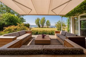 Ferienhaus Peeneblick - exklusives Traumhaus in Direktlage am Wasser mit Bootssteg und Aussensauna