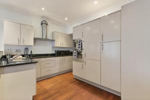 Exotic Mews House, 2BD, 2Baths, Up to 7 Guests