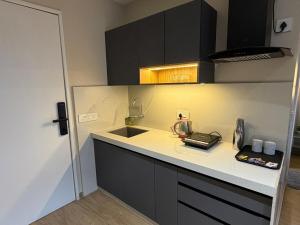 Vivid Private Studio Apt Near Airport