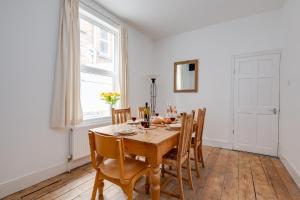 Cosy & Stunning 5 Bedroom House Great for Groups Southsea - LONG TERM STAY WINTER SPECIAL OFFER AVAILABLE! - by Blue Puffin Stays