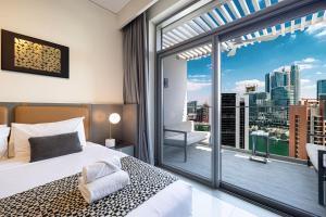 Luxury Canal View Studio for 4 Guests in Downtown, 5 Min to Dubai Mall