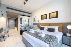 Luxury Canal View Studio for 4 Guests in Downtown, 5 Min to Dubai Mall