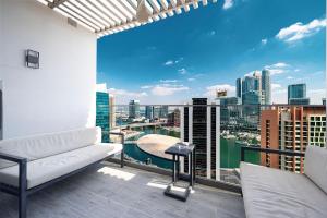 Luxury Canal View Studio for 4 Guests in Downtown, 5 Min to Dubai Mall