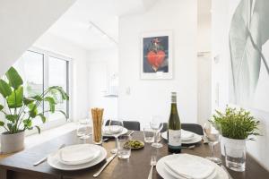 KStay Apartment-Kombi im EG und DG für bis zu 8 Personen mit Dachterrasse, Parkplätzen, Smart-TVs