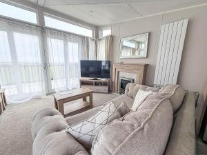 Stunning Caravan With Full Sea Views At Broadland Sands In Suffolk Ref 20236Bs