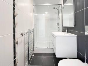 Stunning River View City Centre Apartment