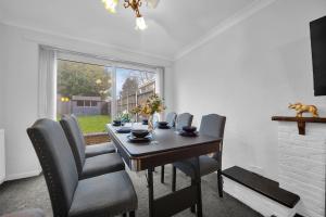 Modern Four Bedroom House Sleeps Eight with driveway parking and ultra fast WIFI Close to NEC JLR HS2 Birmingham Airport Solihull Hospital