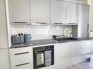 Modern 1-bed Apartment, Sleeps 4, Free Parking, Netflix, WiFi, New build