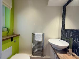 Ashford 3BR with Driveway in Secure Neigbourhood