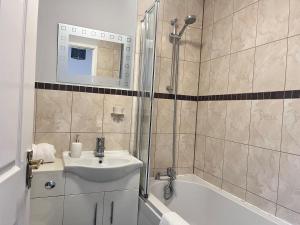 Ashford 3BR with Driveway in Secure Neigbourhood