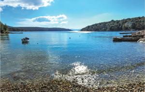 1 Bedroom Stunning Apartment In Milna