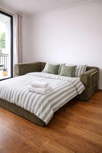 Modern & Cool Apartment Near Train Station & CBD