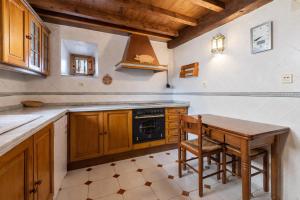 Casa Darío - Jardín cerrado y chimenea en Llanes