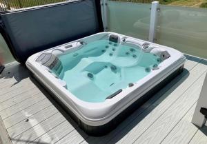 Sunnymede i2 - Hot tub caravan with ramped decking, pet friendly - Meadow Lakes Caravan & Lodge Hire
