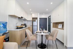 Casa Inikas -Elegant 1BR at Riara One Junction Mal