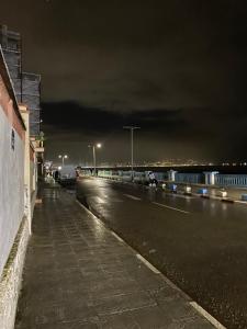 Petit et serviable à 10min de laéroport