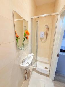 Halloway Private Bathrooms Guest Rooms