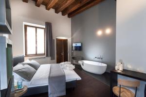 Deluxe Double Room with Bath room in Casa Alla Lega