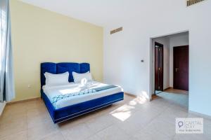 5 Bedroom Villa with Pool - Near Al-Marjan Island