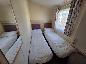 Seaview 1 - Ingoldmells - Sleeps 10, 4 bedrooms, ramped decking, pet friendly - Meadow Lakes Caravan & Lodge Hire