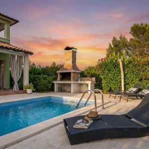 Spacious holiday house pool jacuzzi playground 6+2