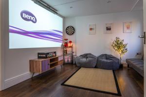 Cranberry House 3 Bedroom 7 Sleeper Home with Cinema Room Near JLR NEC and Airport