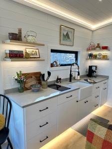 Cabin and Studio By The River - Kayaks, Trails, Gym