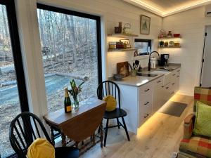 Cabin and Studio By The River - Kayaks, Trails, Gym