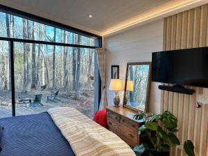 Cabin and Studio By The River - Kayaks, Trails, Gym