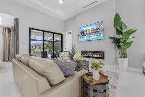Saltwater Pool, Game Room & Canal-View Escape - Gold Coast Getaway - Roelens
